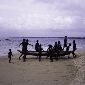 ASC_Leiden_-_F._van_der_Kraaij_Collection_-_15_-_51_-_Twelve_children_are_carrying_a_dugout_canoe_ashore_-_Near_Fishtown,_Maryland_County,_Liberia_-_1979.tif